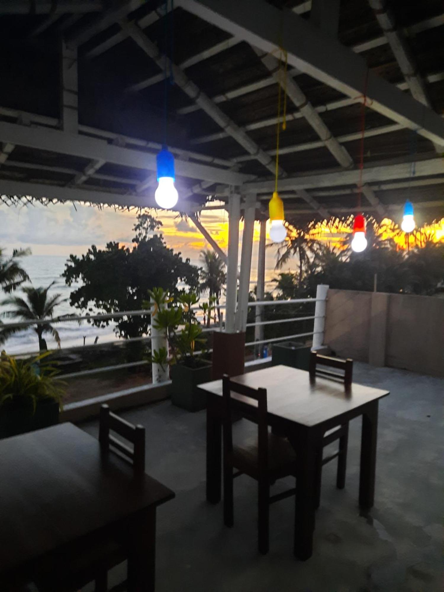 White Surfing Beach Resort Unawatuna Exterior foto