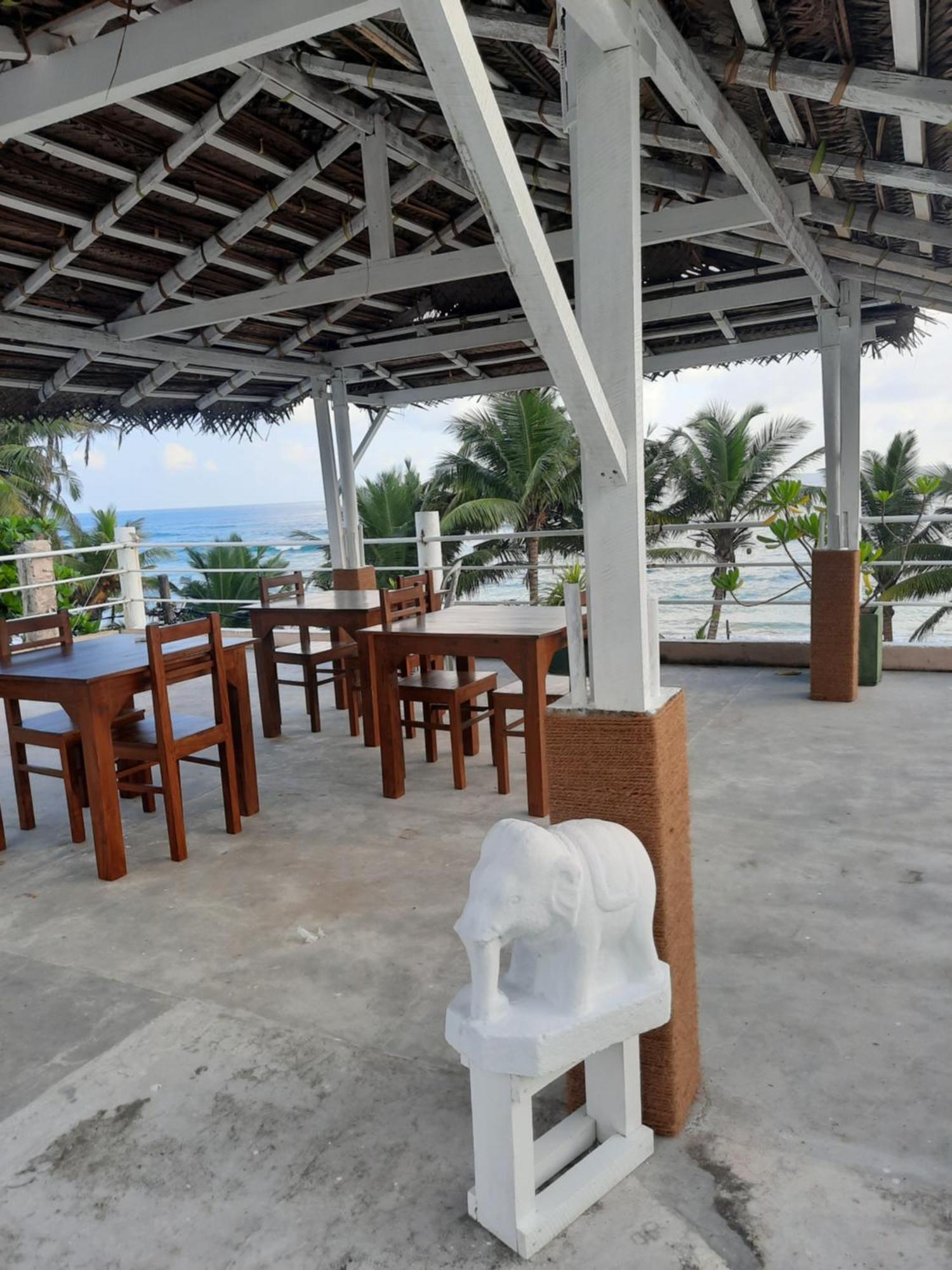 White Surfing Beach Resort Unawatuna Exterior foto
