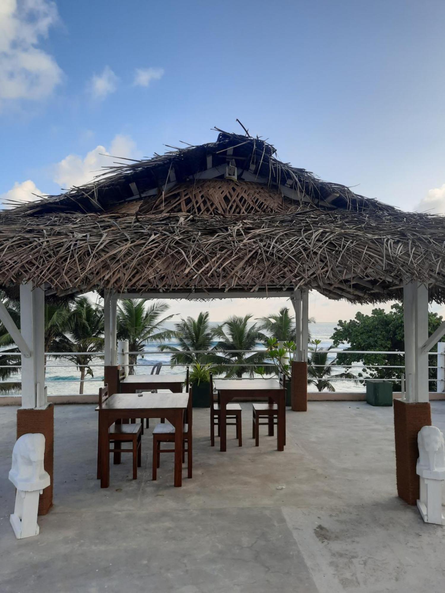 White Surfing Beach Resort Unawatuna Exterior foto