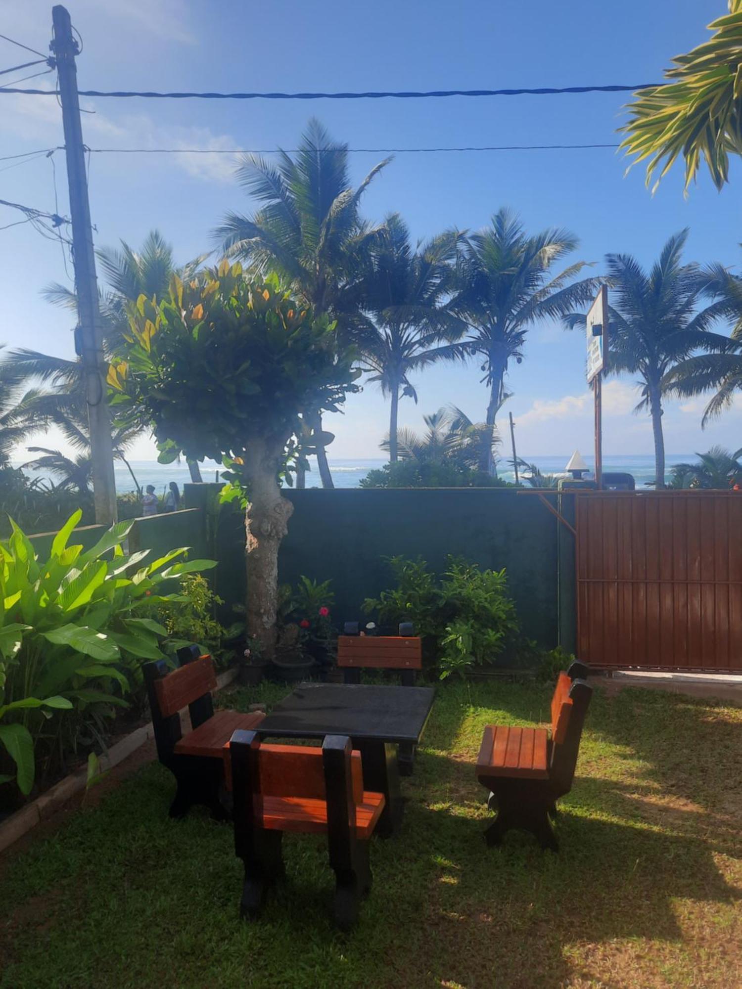 White Surfing Beach Resort Unawatuna Exterior foto