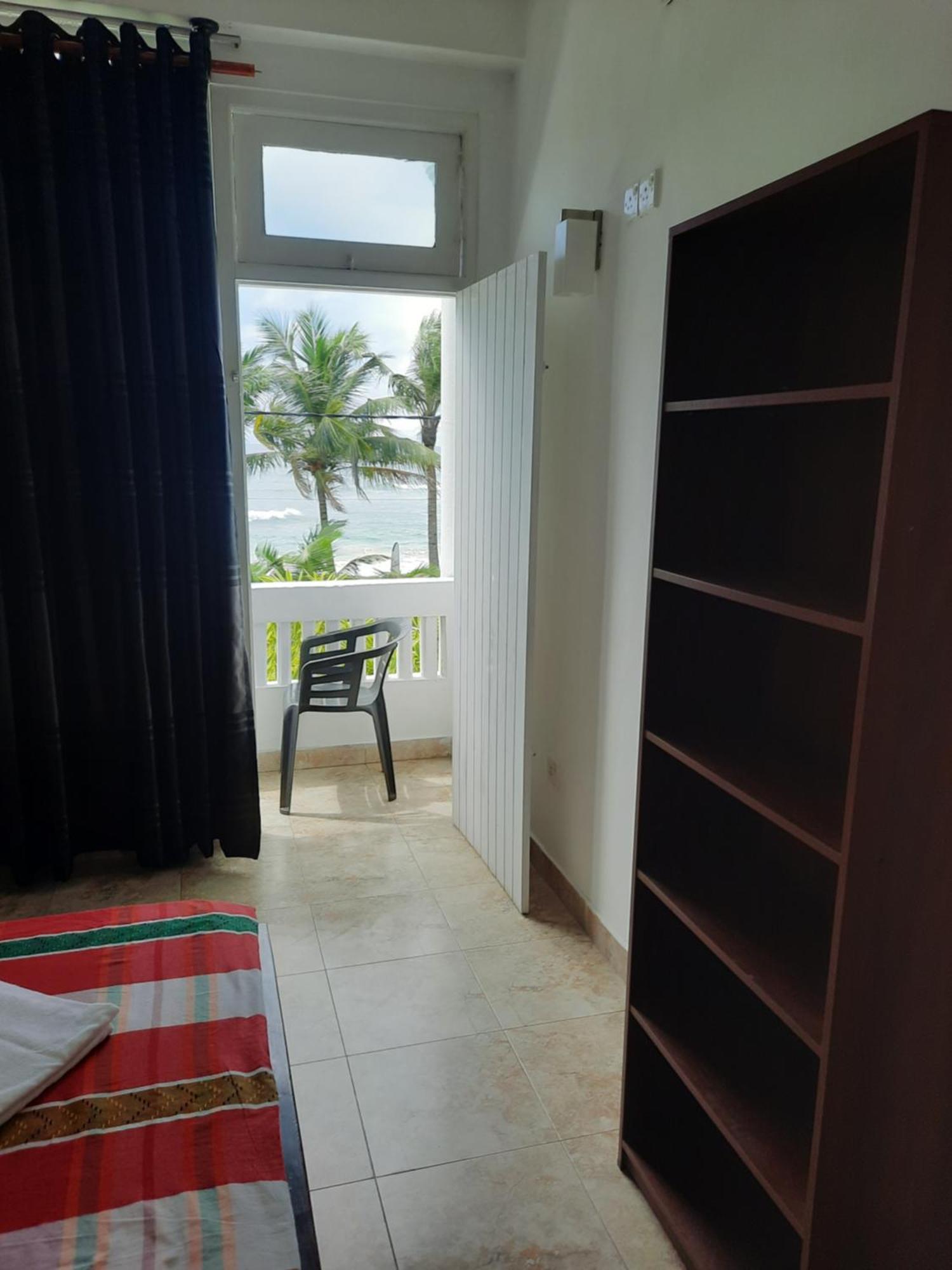 White Surfing Beach Resort Unawatuna Exterior foto