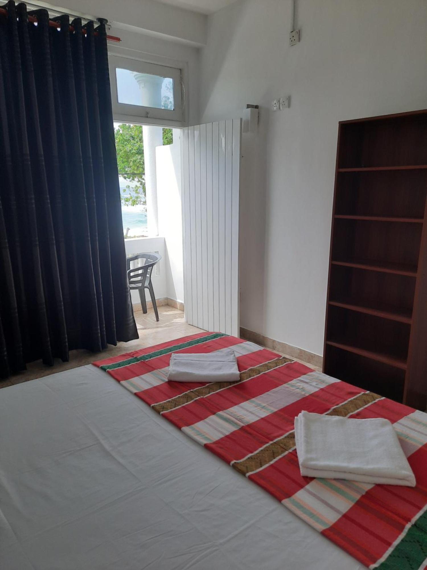 White Surfing Beach Resort Unawatuna Exterior foto