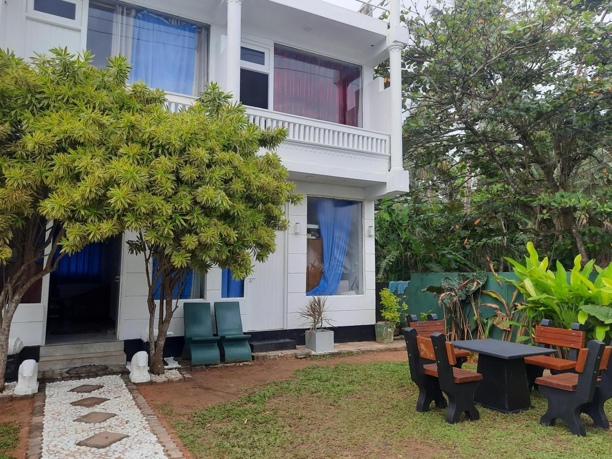 White Surfing Beach Resort Unawatuna Exterior foto