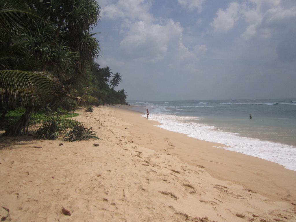 White Surfing Beach Resort Unawatuna Exterior foto